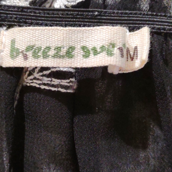 Women's Breeze Ever Medium Black with white Embroidered Flowers Cropped Blouse - Picture 6 of 9